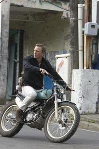 daniel-craig-motorbike-quantumofsolace.jpg