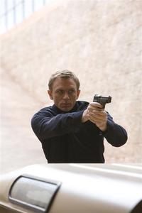 danielcraig-gun.jpg